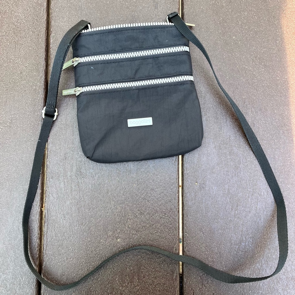 Black pocket Baggallini crossbody